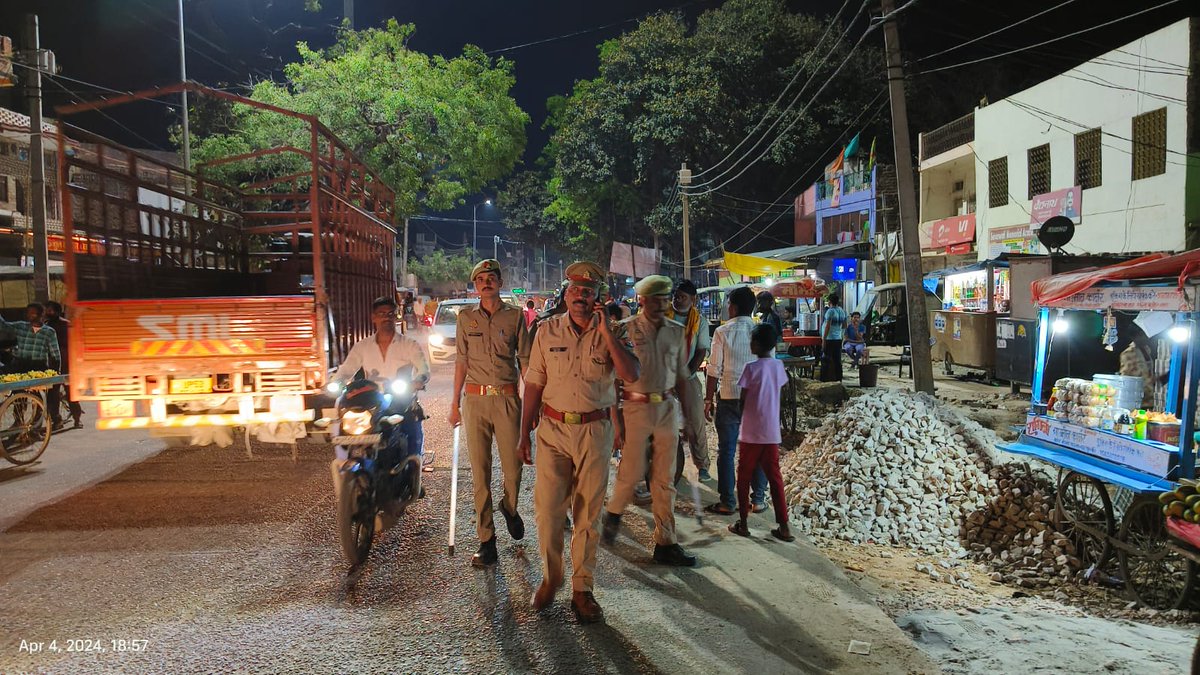 santkabirnagpol's tweet photo. पुलिस अधीक्षक @santkabirnagpol के निर्देशन में आमजन में सुरक्षा तथा विश्वास की भावना उत्पन्न करने के दृष्टिगत 
@kbn_ps_Bakhira में सार्वजनिक स्थानों पर #Footpatrolling कर सुरक्षा के प्रति आश्वस्त किया गया तथा संदिग्ध वस्तुओं एवं व्यक्तियों की चेकिंग की गयी। https://t.co/C1P05aJ6Ix