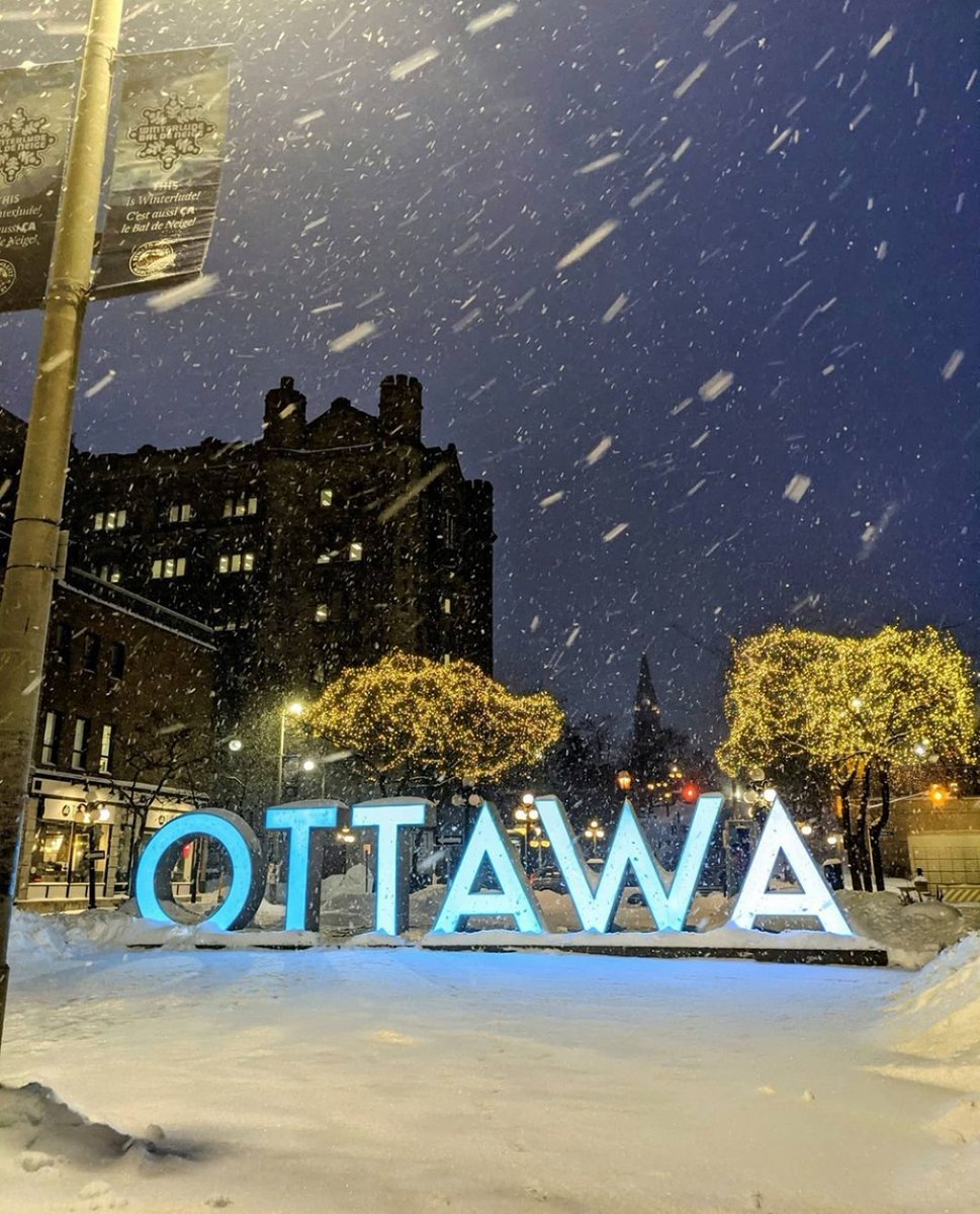 The unexpected beauty of a spontaneous April snowfall ❄️⁣
⁣
📍 ByWard Market, mid snow globe shake ⁣
⁣
📷 csillamartaphoto/IG ⁣
⁣
#MyOttawa #Ottawa #DiscoverON #ExploreCanada
