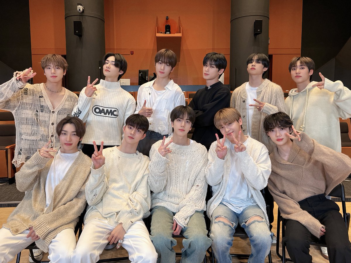 IST_THEBOYZ's tweet photo. [📸] 더보이즈 오늘의 팬사인회 완료✨ 더비와 함께할 수 있어 행복했던 하루😊 더비 오늘 하루도 편안한 하루 보내세요❣️

#THEBOYZ #더보이즈 https://t.co/9VU8SWptJt