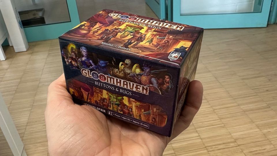 GLOOMHAVEN BUTTONS &amp; BUGS
GH in einer Hand - gibt's nicht? Doch! Cephalofair hat jetzt die kleine Solospiel-Schachtel veröffentlicht. Wir werden diese kleine Box auch auf Deutsch herausbringen, wissen aber noch nicht, ob wir es noch in diesem Jahr schaffen oder erst im nächsten.