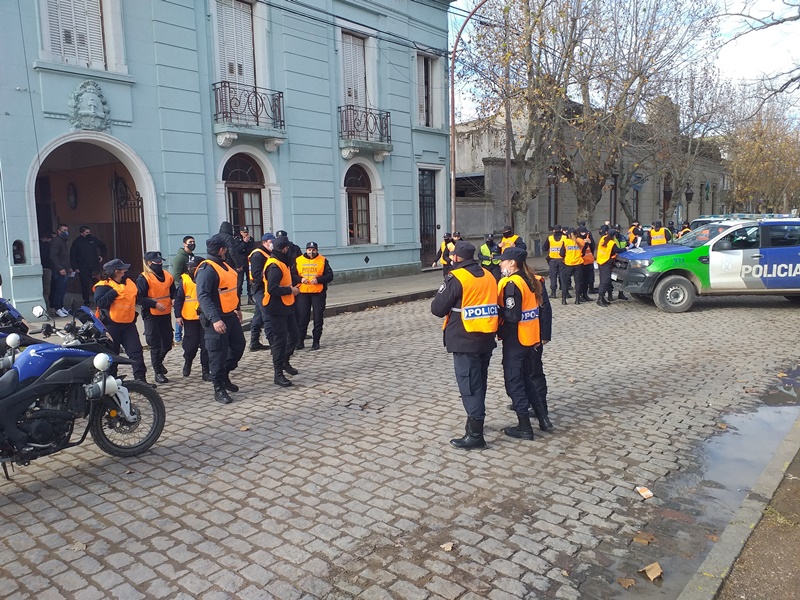 multipringles's tweet image. SOLICITAN MÁS EFECTIVOS POLICIALES PARA EL DISTRITO

El pedido se realiza mediante un proyecto de resolución del Interbloque de concejales de "Juntos" y está dirigido al Ministro de Seguridad de la Provincia de Buenos Aires. 

Nota: eldiariodepringles.com.ar/interes-genera…