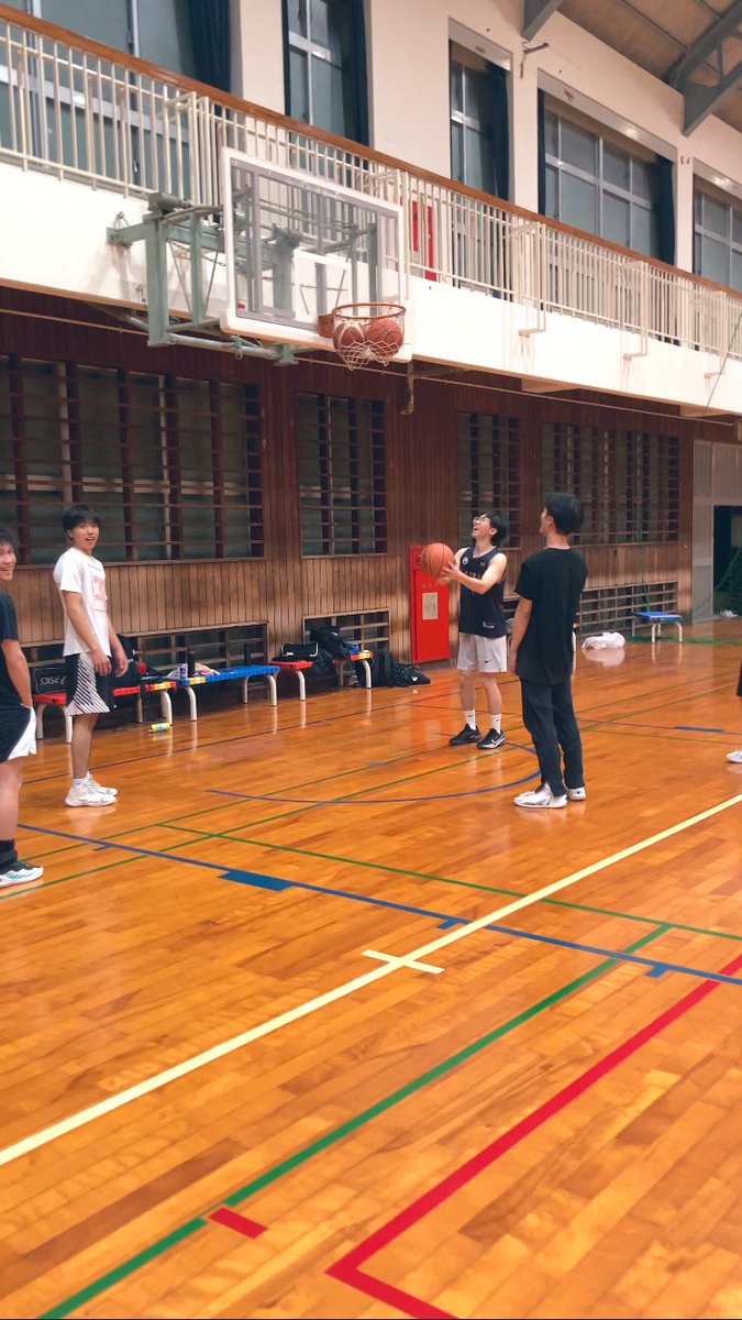 33bsk_ryu_univ's tweet photo. 琉球大学に入学した皆さん！
入学おめでとうございます！！
私達は、新2.3年生を中心に優しい先輩達ばかりで、とても雰囲気が良いサークルです！サークルには自由参加なので、行きたい時だけ行くのも全然OKです。
活動日　毎週火、金　18時〜19時半　
第一体育館　#琉大　#琉球大学  #バスケ
#入学式 https://t.co/KpkgYVQk7b