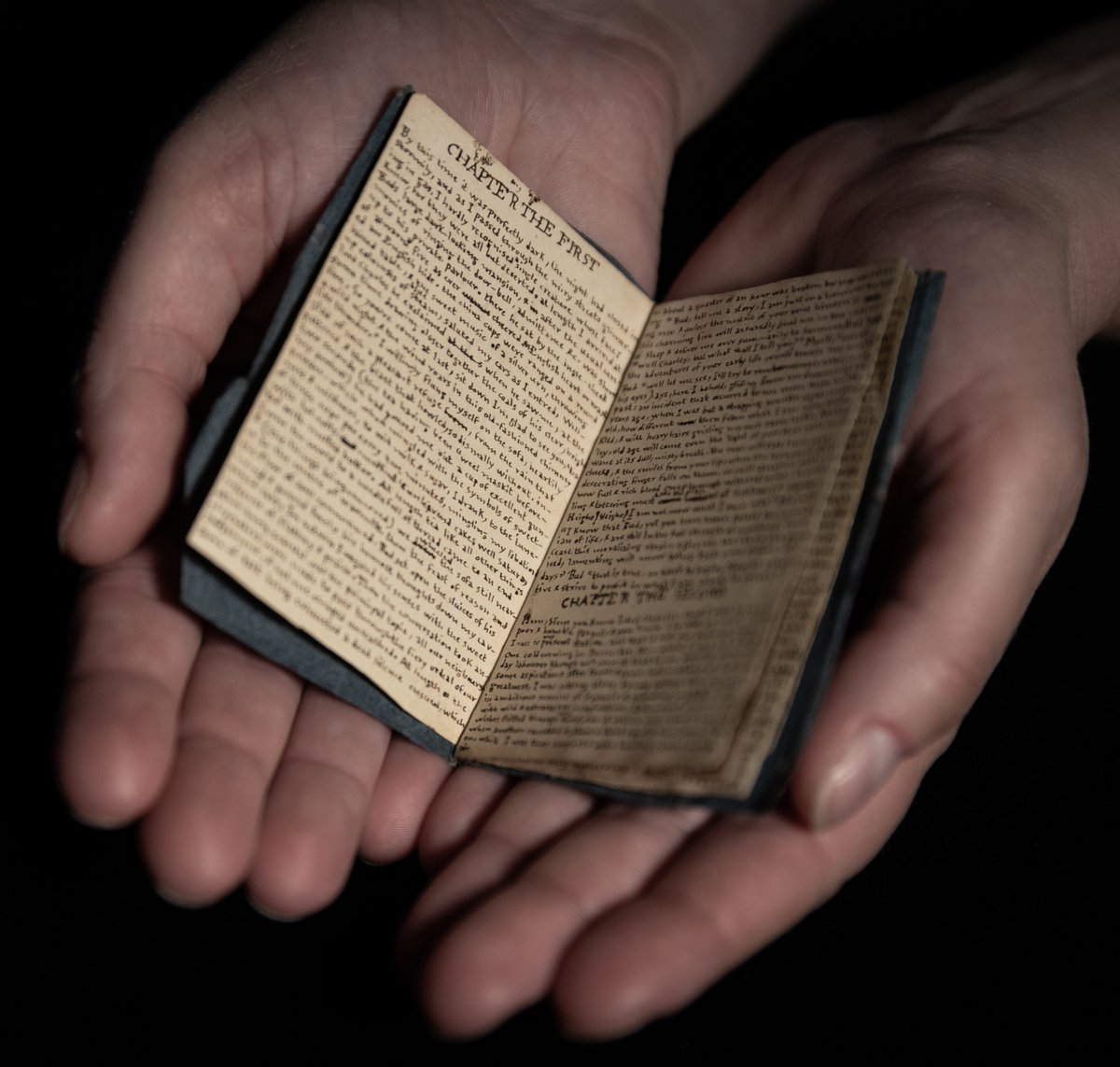 BooksUpNorth's tweet image. Kid's Book Review by sisters Nora and Lyra of The Little Books of the Brontes by @saraoleary and @BrionyMaySmith @BIGPictureBooks booksupnorth.com/kids-book-revi…  #BronteSisters #TinyBook