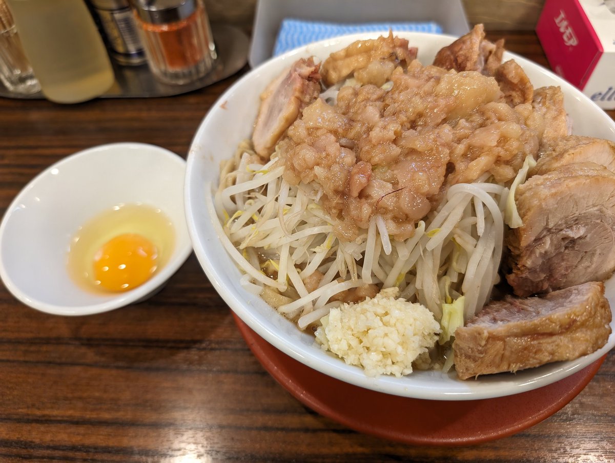 サウナ後は百人力(西川口)のラーメンで〆!いや〜美味かったぜ✨めちゃくちゃ腹減ってたしジムとサウナで汗かいて塩分抜けまくりの身体に効く…🤟端豚3個入ってたのはサービスかな?満足満足
