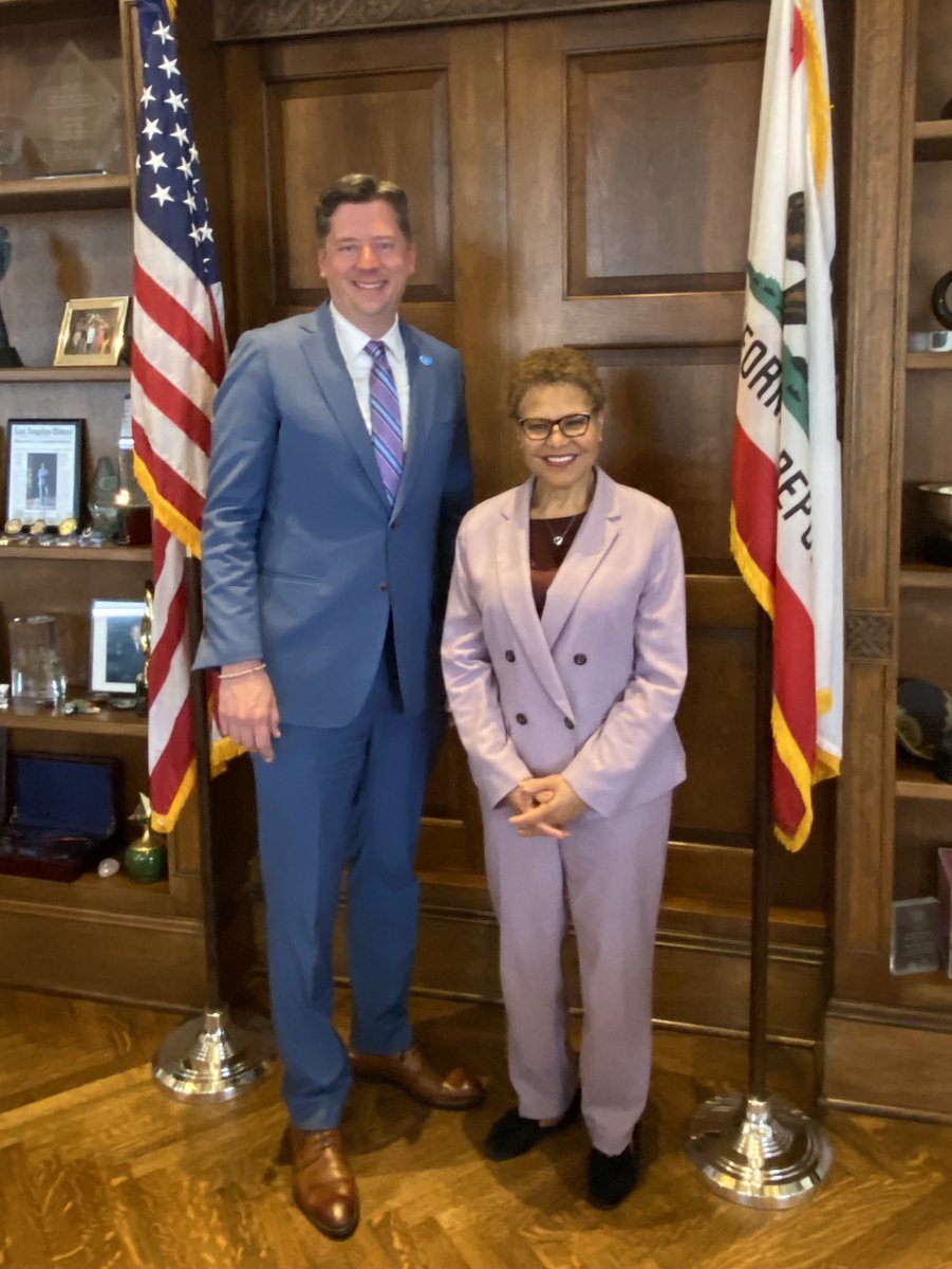 One of the great things about American mayors is the collegiality and partnership among us, whether you’re the 20th-largest city or the 2nd. While in Los Angeles, I enjoyed catching up with Mayor Karen Bass at City Hall.
