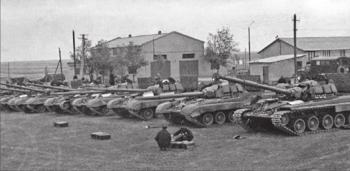 La compagnie de 10 T-80 et de soldats du 213 MSD assemblée pour participer aux essais comparatifs entre T-80, T-64A (+B), T-72 et T-62 en 1976, organisés quelques jours après l'entrée en service du T-80.
