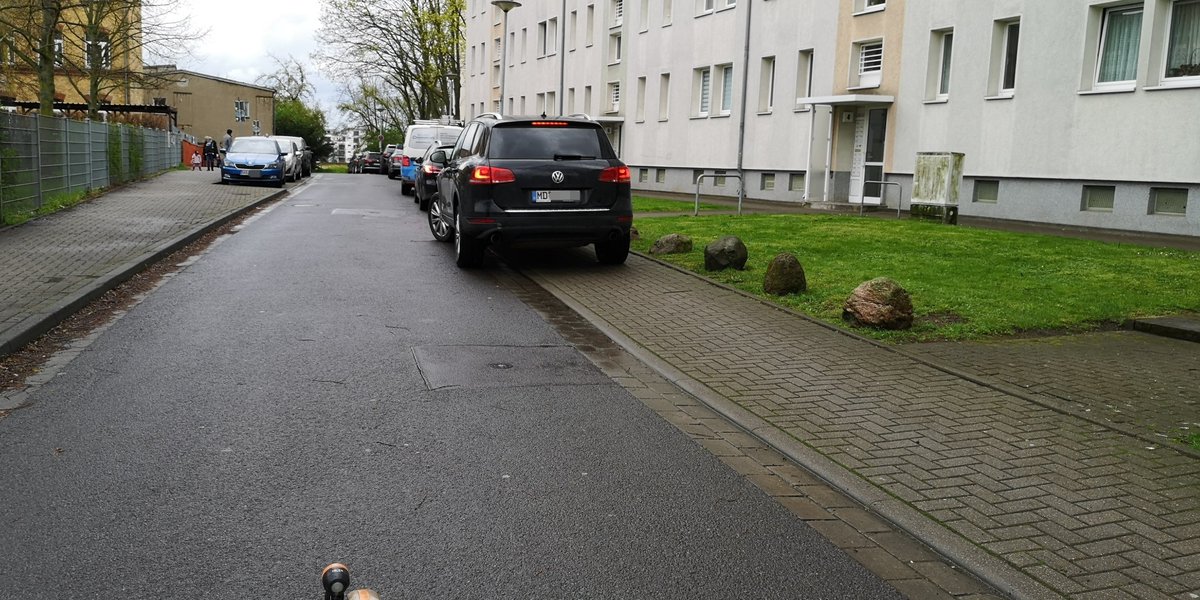 EinRobert1's tweet photo. #KleineSchulstraße #Magdeburg #Altstadt

#Gehweg braucht kein Mensch, wenn #Eltern ihre Kids mit dem @Wankpanzer abholen müssen.

@ottoparkt @fussverkehr_de @Ottostadt #runtervomGehweg #Schulwegsicherheit #Parkenistauchwichtig https://t.co/OGKl7bqHk4