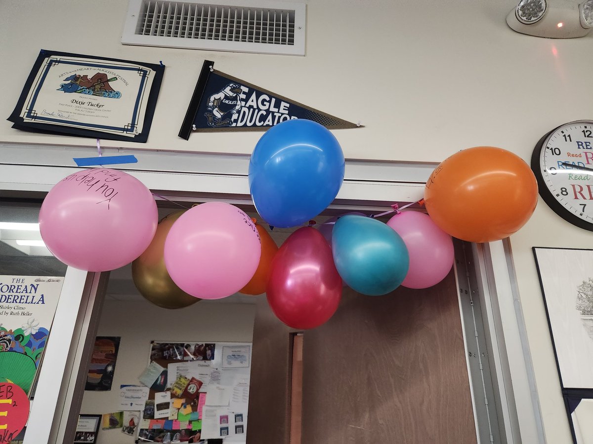 TheLegendaryLib's tweet image. Feeling blessed by my people on #NationalSchoolLibrarian Day!