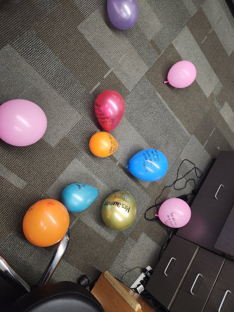 TheLegendaryLib's tweet image. Feeling blessed by my people on #NationalSchoolLibrarian Day!