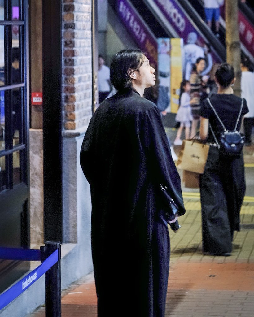 the overcoat...🎩✨ #hkig #nightcity #hkiger #streetphotography #neonlights #nightlife #citywalk #discoveryhongkong #hongkonginsta #hongkongnightlife #nightshot #夜景 #nightphotography #under_the_sign_hongkong