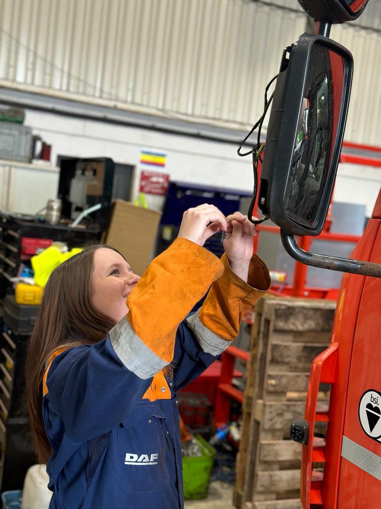𝘿𝙞𝙙 𝙮𝙤𝙪 𝙠𝙣𝙤𝙬? 🤔

There are approximately 200 female mechanics in the UK, with the majority specialising in Light Commercial Vehicles!

This is a statistic that we are dedicated to changing as we drive more women into our industry. 🤩

#DidYouKnow #MotusCommercials
