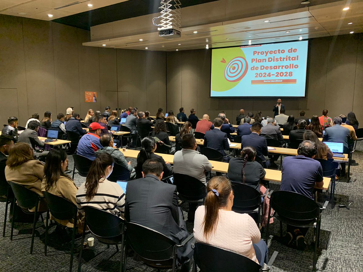 camaracomerbog's tweet image. Ayer, + de 100 asistentes vivieron la jornada de construcción del Plan Distrital de Desarrollo &quot;Bogotá camina segura&quot; frente a la Movilidad, en el marco del comité ejecutivo #ClústerLogística redes de movilidad y la mesa de políticas públicas de la Alianza Logística Regional.