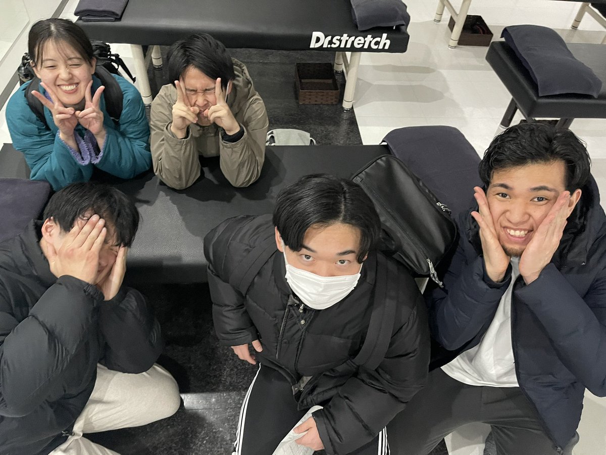 今日は杉田トレーナー最後の出勤のお写真になります！
いつも誰とでも楽しくお話ししていてまとめ役もしてくれていたのですごく助かっていました！
杉田トレーナーが卒業するのは寂しいですが新たな場所でも頑張って下さい！
2年間お疲れ様でした！
