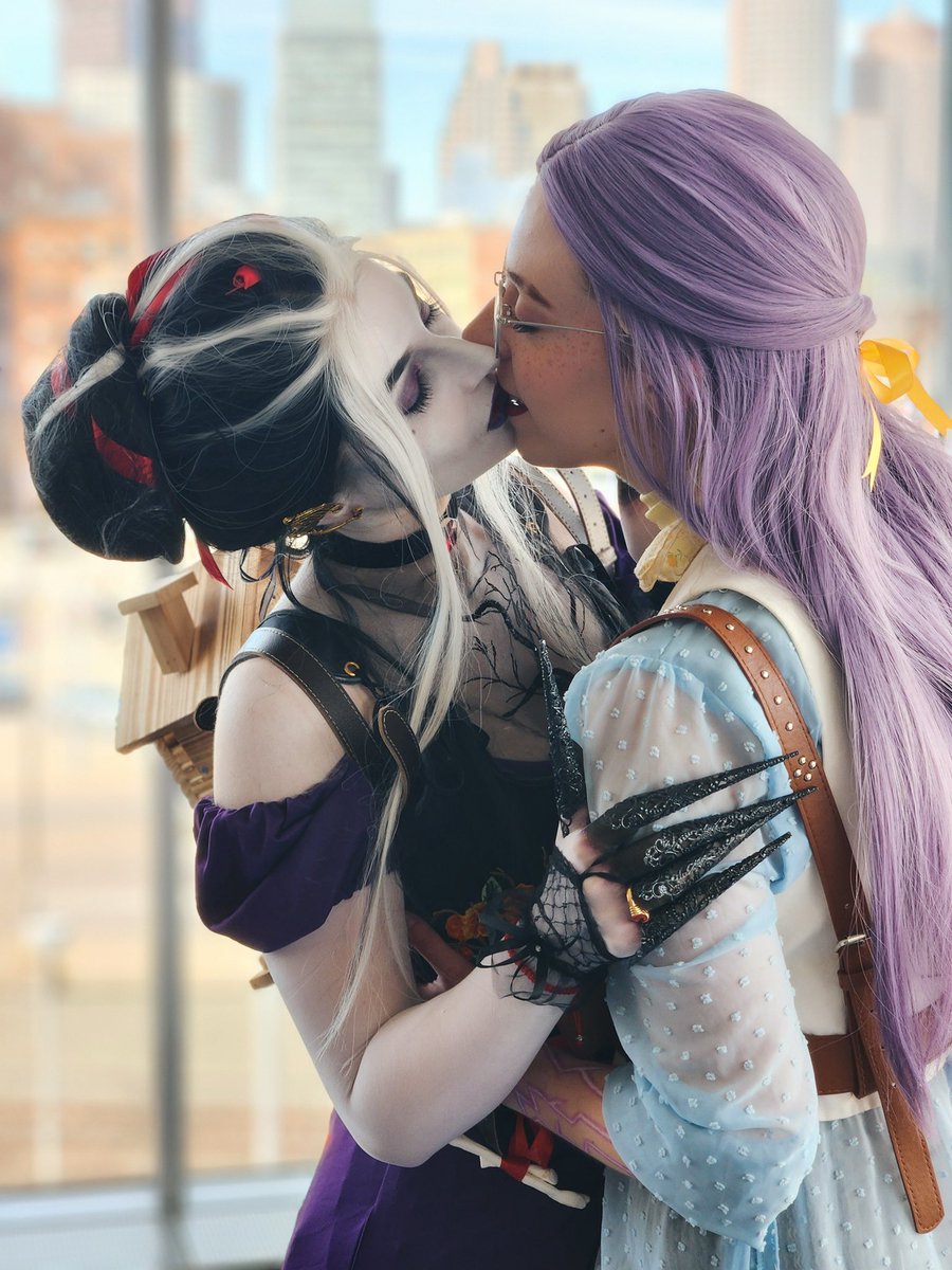 _Brookesmart_'s tweet image. My Favorite
.
⚡️Imogen belongs to @LauraBaileyVO, cosplay by @fae_funscary
✂️Laudna belongs to @Marisha_Ray, cosplay by me.
📸 @jara_b_sewing 
.
#criticalrole #criticalrolecosplay #bellshells #imodna