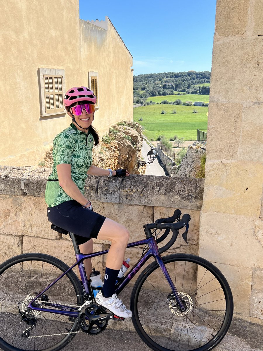 OQServiceCourse's tweet photo. We pay riders to look extremely happy 😜 #OQRideFast #OQServiceCourse #cycling #biketour #guidedride #goodtimes #happy #rider #ciclismo #FakeSmiles #greatmemories https://t.co/8hD8pKSX7w