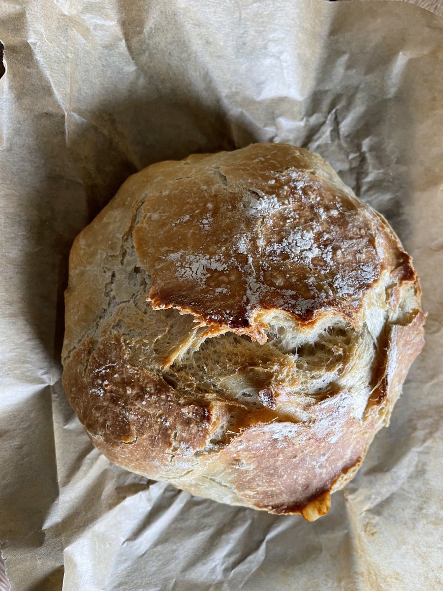 My first ever loaf baked by hand rather than in a bread maker. It’s the crofter’s loaf recipe by ⁦⁦@Hebridean_Baker⁩ which was really quick and easy. It looks and smells delicious..now to see what the inside is like and slather it with jam! 😋