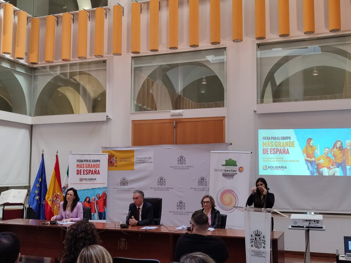 Esta mañana, hemos presentado en la Delegación del Gobierno de España en Extremadura (Badajoz), la nueva campaña de la #XSolidaria. Este año, tu también puedes fichar por el #EquipoXSolidaria marcando la casilla 106 de #FinesSociales en tu declaración de la #renta.