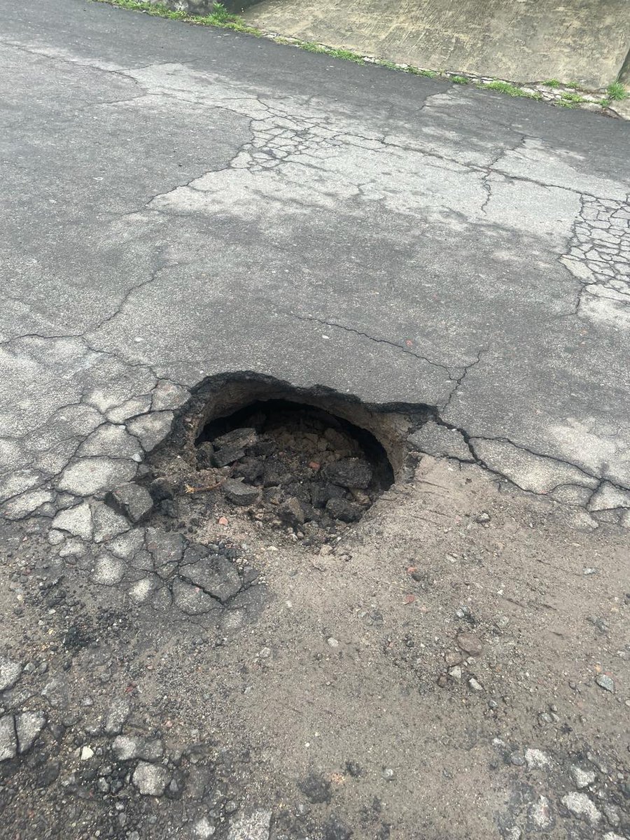 Heyliette's tweet photo. Señores @ObrasQuito en la Gonzalo Serrano y José Correa, sector Estadio Olímpico Atahualpa, hay un daño en la calzada que debe ser atendido prontamente porque puede causar un accidente. Ese hueco esta justo en la curva y los autos no lo ven. 
Favor rt https://t.co/r8lLs5VAP3