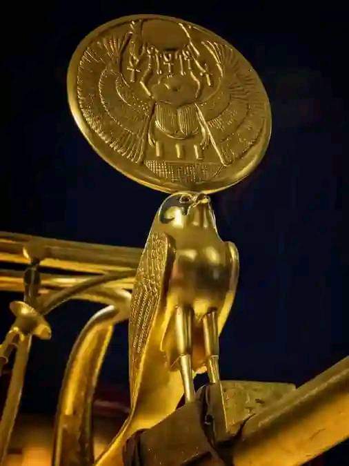 Gold crested falcon representing the god Horus symbolizing Tutankhamun's kingship on the yoke of his chariot 18th Dynasty New Kingdom Egypt 1332-1323 BC.

Egyptian Museum, Cairo

#drthehistories