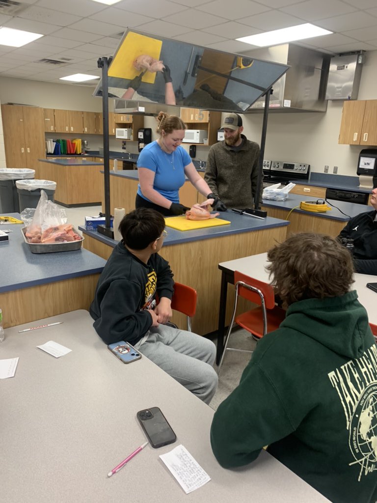 MsEmCMurph's tweet photo. Senior assassin…chicken style in Adv. Culinary! @m_south_hs @MSHSactivities https://t.co/GdandoT7CQ