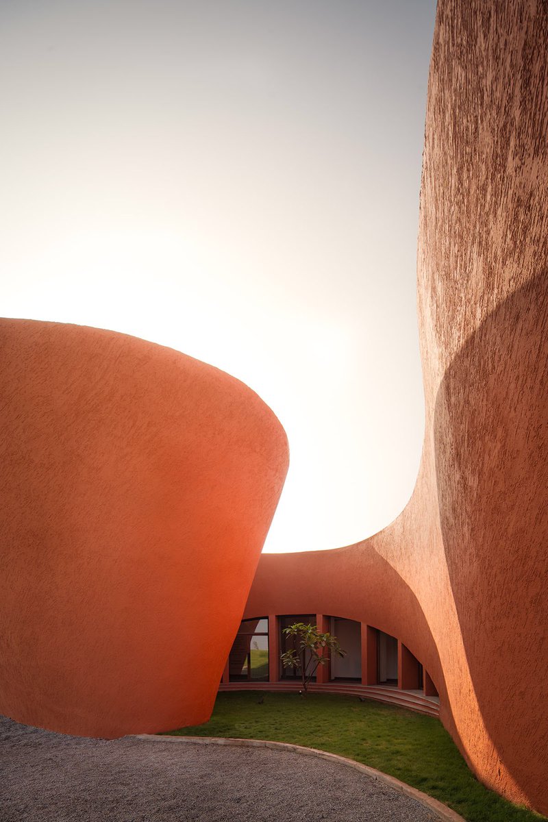 sP+a completes India's New Arts Centre, Hampi Art Labs, with sinuous concrete volume: worldarchitecture.org/architecture-n… #architecture #india
