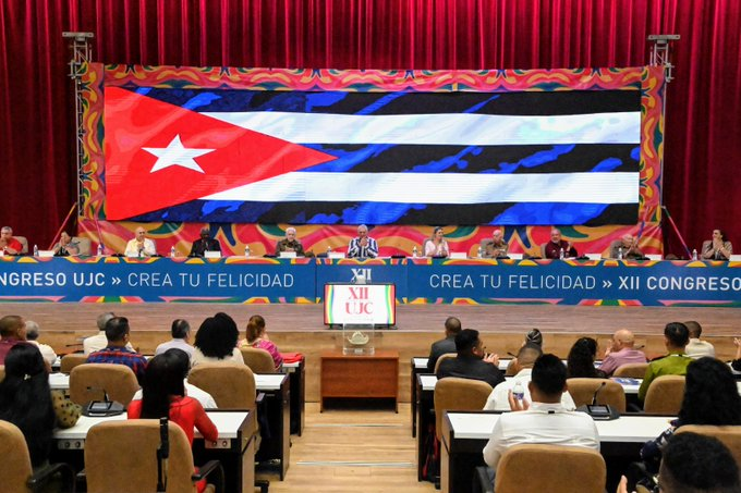 El presidente de #Cuba🇨🇺, @DiazCanelB , encabeza la clausura del XII Congreso de la @UJCdeCuba Alrededor de 400 delegados y un centenar de invitados debaten sobre cómo perfeccionar la labor de la organización y su acompañamiento a las nuevas generaciones. #CreaTuFelicidad