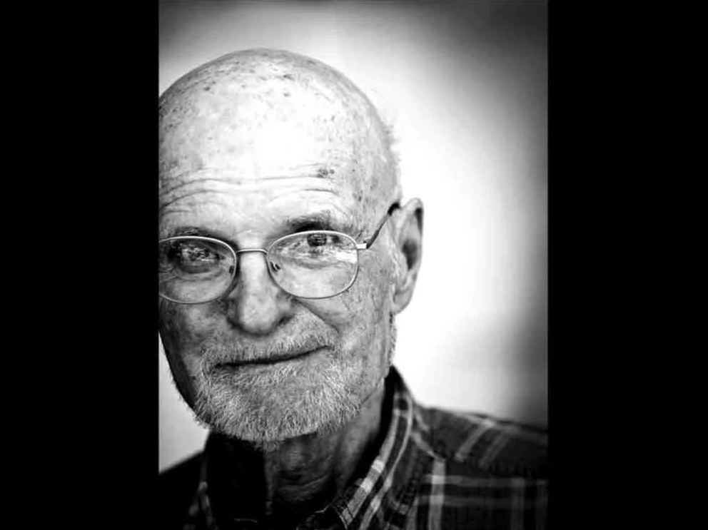 Piel_Zapa's tweet photo. A la edad venerable de 93, ha fallecido #JohnBarth, novelista singular, audaz e innovador.

De los escritores norteamericanos más importantes del siglo XX, Barth es conocido por su estilo posmoderno y metaficcional. https://t.co/f8rkuKIILP