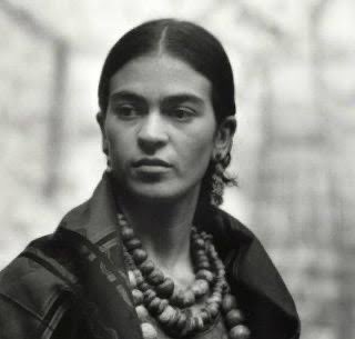 LetrasBreves's tweet photo. “Reír nos hizo invencibles. No como los que siempre ganan, sino como aquellos que no se rinden.”

Frida Kahlo. https://t.co/V292rcVfMx