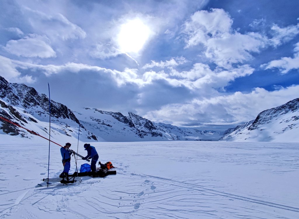 The @glamos_ch @VAW_glaciology measurement season is on! 🤩 Today we conducted snow depth and density measurements on Great #Aletsch #Glacier. A long but beautiful traverse from top to bottom. Good snow conditions this year (2-5m) even though I would have expected more...