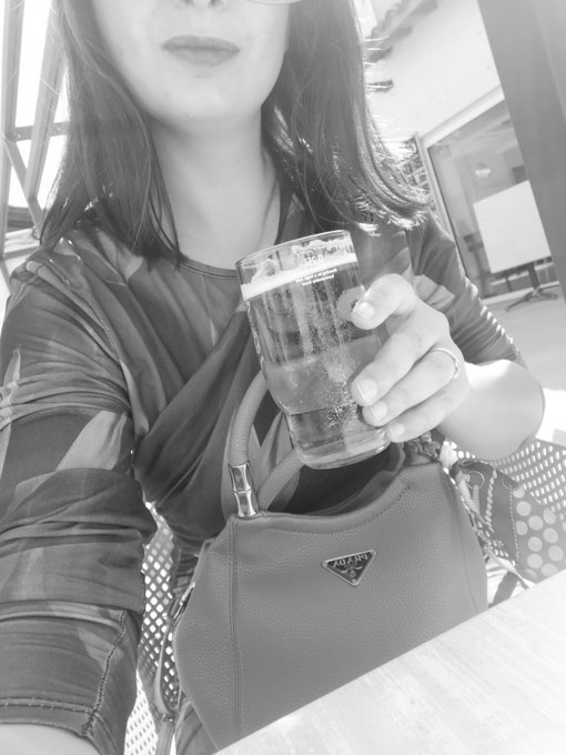 Je suis de sortie et mon larbin ap&eacute;ro s'occupera de mes verres 1 &agrave; 1 !  C'est parti pour le premier https://t<a href="/tag/branlette"class="tags"><span>#branlette</span></a>