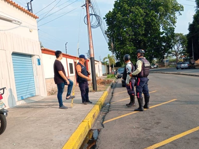 #ULTIMAHORA | Funcionarios de la Policía del Municipio #Barinas acompañan a comisión de la @AlcaldiaBnas durante operativo de orientación a comerciantes para mantener despejadas las vías públicas #VenezuelaAntiFascista @Visipol_MIJP @jbarrios_cpeb