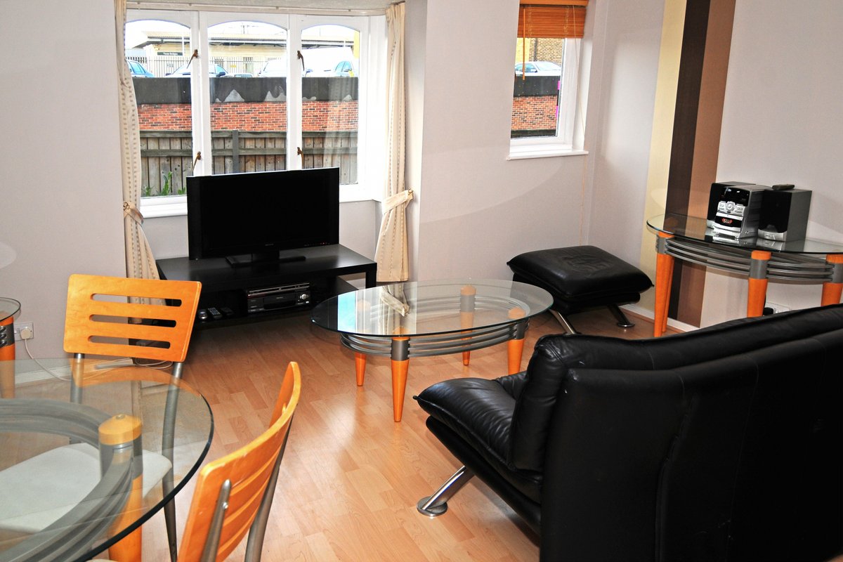 Fully furnished - quiet first floor apartment - one large double bedroom -  fully fitted kitchen - office/study - allocated parking - close to Three Bridges station £1,250 pcm
onerent.co.uk/notice.php?q=2…