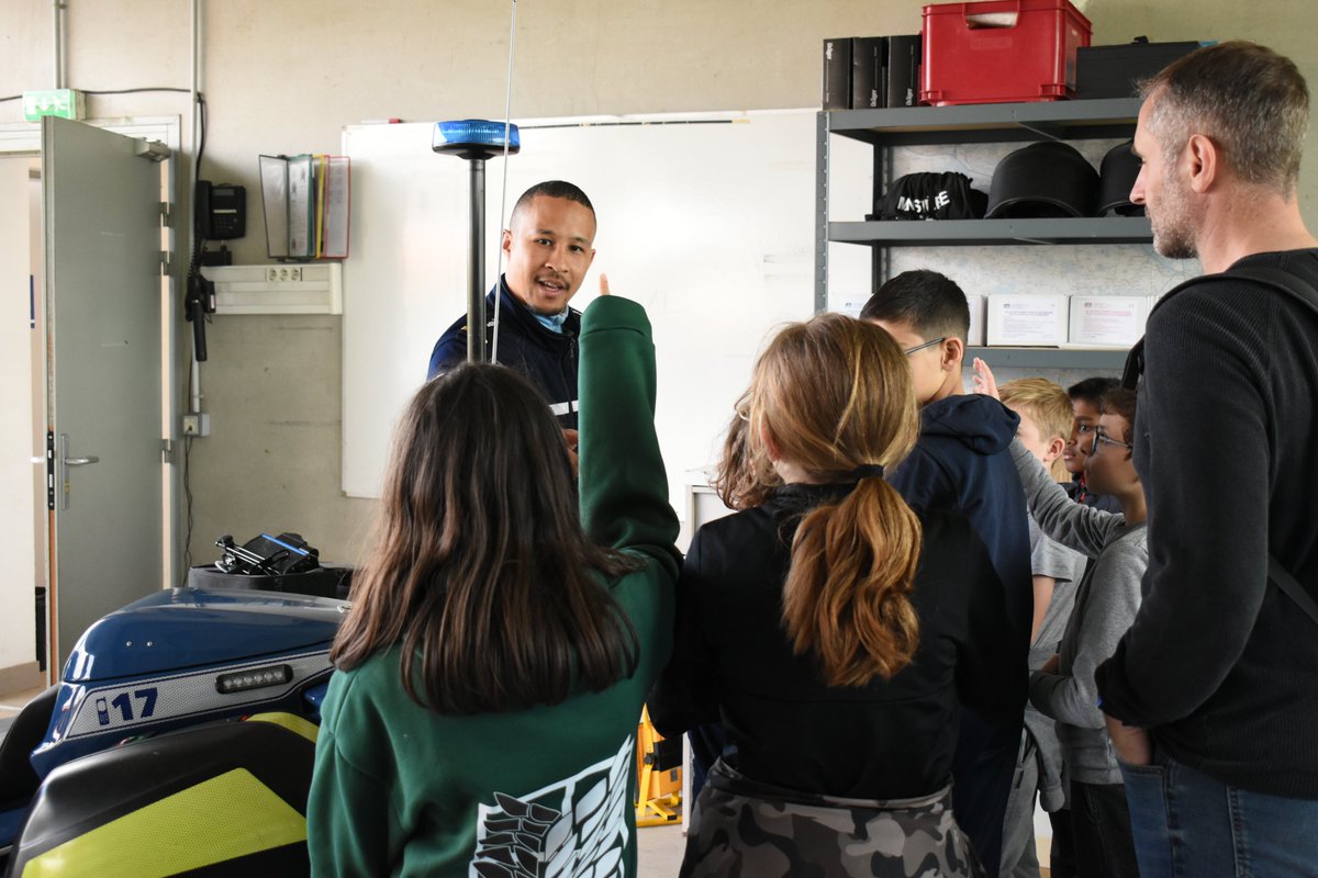 Le passeport du civisme 🎒 Le brigade de Houdan-Maulette a reçu la visite de jeunes citoyens🧐 Dans le cadre du passeport du civisme mis en place par la commune de @Maulette, les classes de CE2/CM1 et de CM2 ont découvert le monde de la #gendarmerie Un beau moment de partage 👏