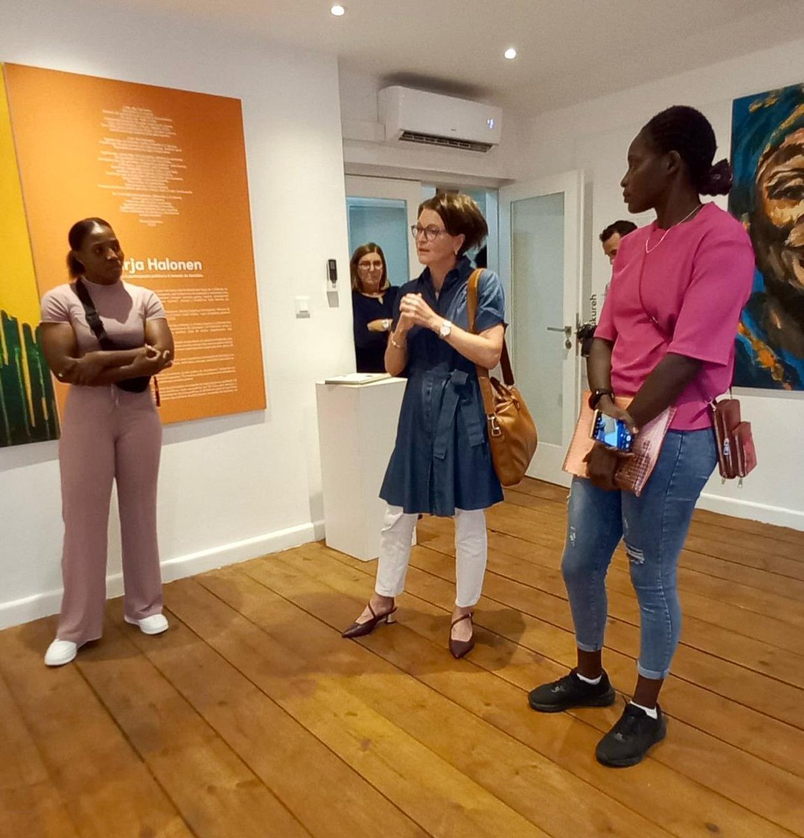 What a wonderful finale to our @iwasbornagir1 exhibition by @MinnaPietarinen in #Maputo! The stars of Minna’s Mozambique-themed painting and poem, boxers Rady Gramane and Alcinda Panguane, came to see the powerful works of the exhibition today. #empowerment #sports