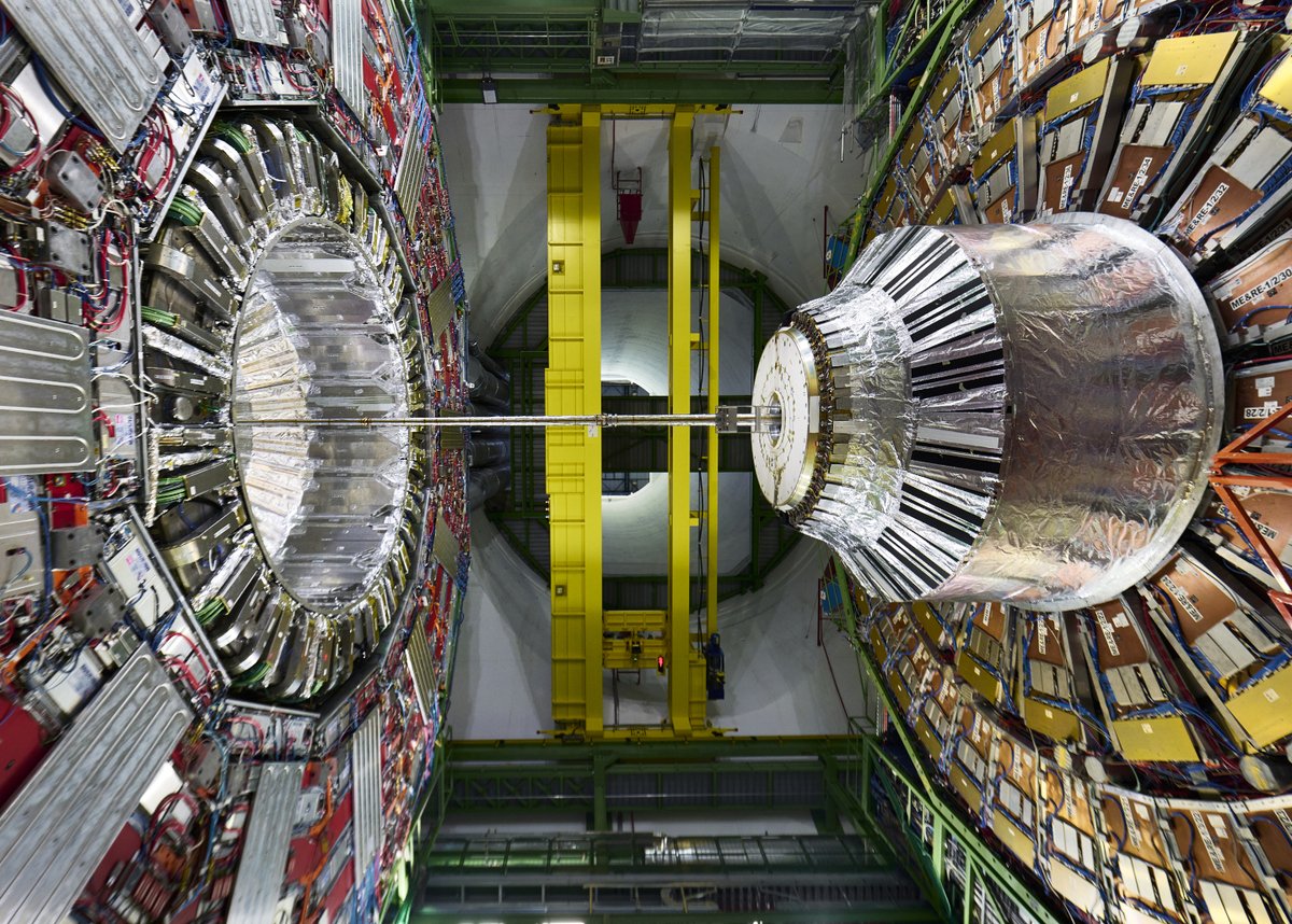 🎉@CMSExperiment have completed the most precise measurement ever performed at a hadron collider. Their measurement of the effective leptonic electroweak mixing angle is in good agreement with the #StandardModel. 🥳 Find out more about the result here 👇 home.cern/news/news/phys…