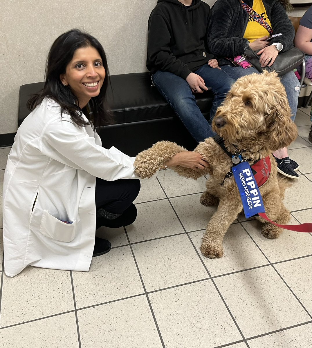 Inpatient rounds with a quick therapy break. Say hi to Pippin! 👋 🐶 @HFEndocrineFell @HenryFordHealth