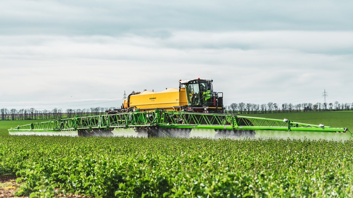 Elevate canola fields with @HERBERT_DAMMANN's 56-meter #sprayer! 💫 Witness the art of #agriculture as this sprayer with its enormous reach works #canola fields precisely and in a resource-saving manner. Embrace the future of agriculture, where precision meets perfection! 🌱💚