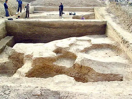 The Longshan culture along the Yellow River began constructing walled settlements, likely marking the start of city building. These settlements featured tamped earth walls, up to 10 meters thick, a traditional technique also used in later constructions. #History