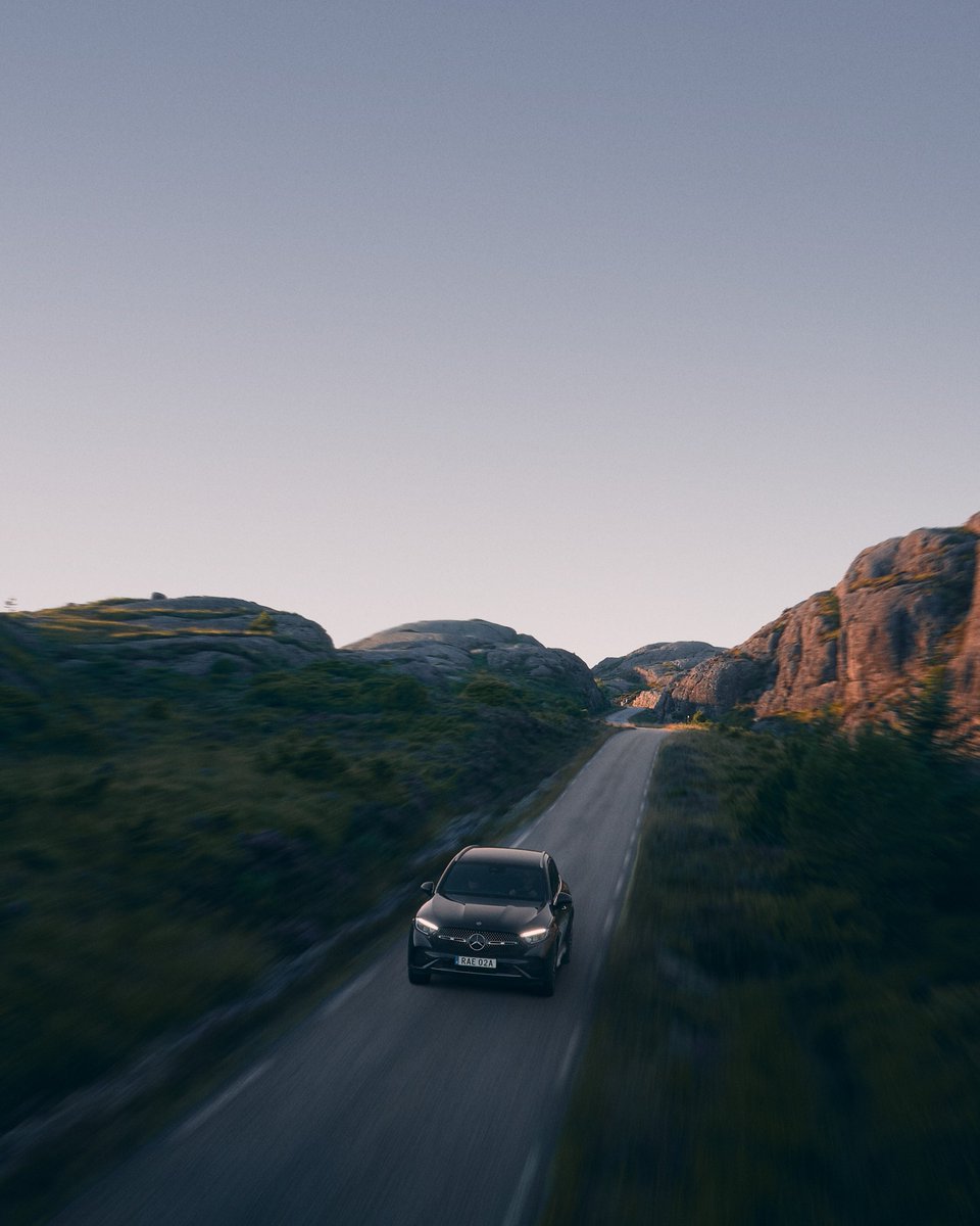 W GLC górskie szlaki pokonasz z precyzją. Możliwości terenowe SUVa w połączeniu z eleganckim i aerodynamicznym kształtem na nowo definiują szczyt osiągów. 📷 @paul_nitschmann dla #MBcreator #MercedesBenz #SUV