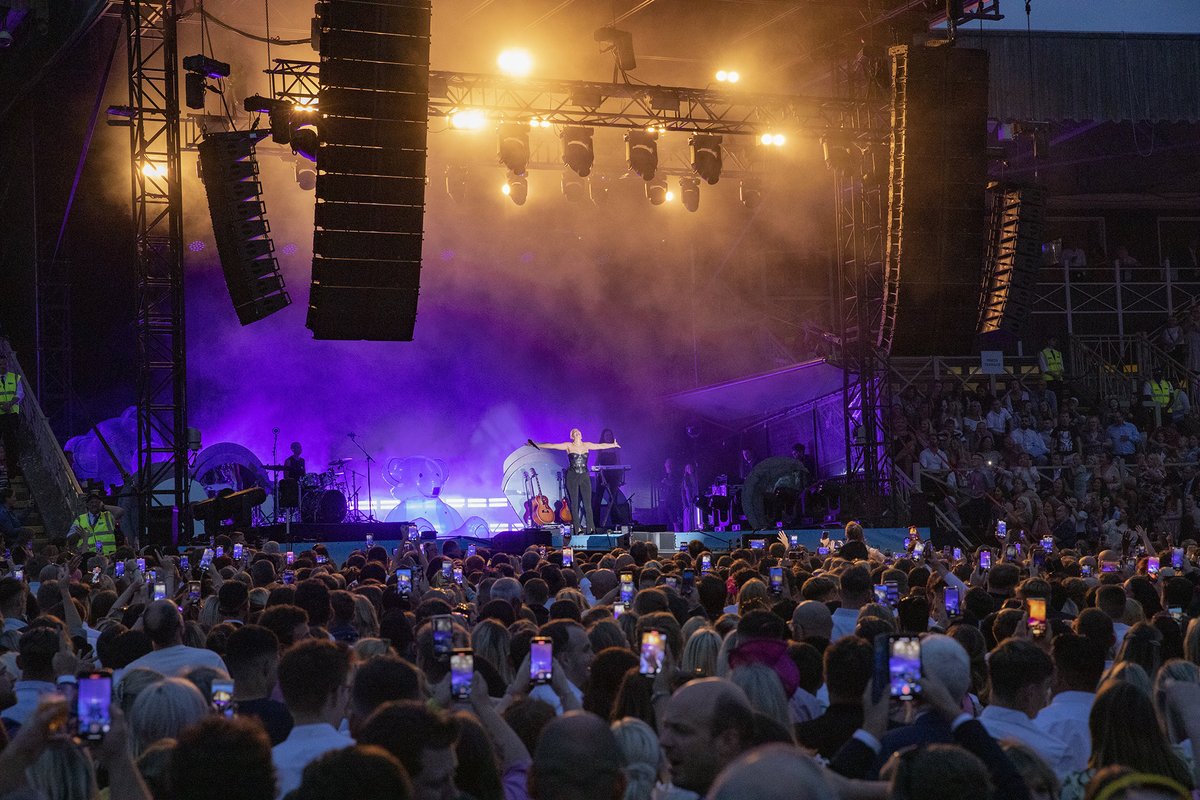 Are you coming to #NewmarketNights in 2024? 🎤🎶 Enjoy the show from a raised height, with a private bar and great views of the concert at @NewmarketRace! 🎟 Call the Newmarket ticketing team on 0344 579 3010 to add the Prime Viewing Platform on to your booking or book online!