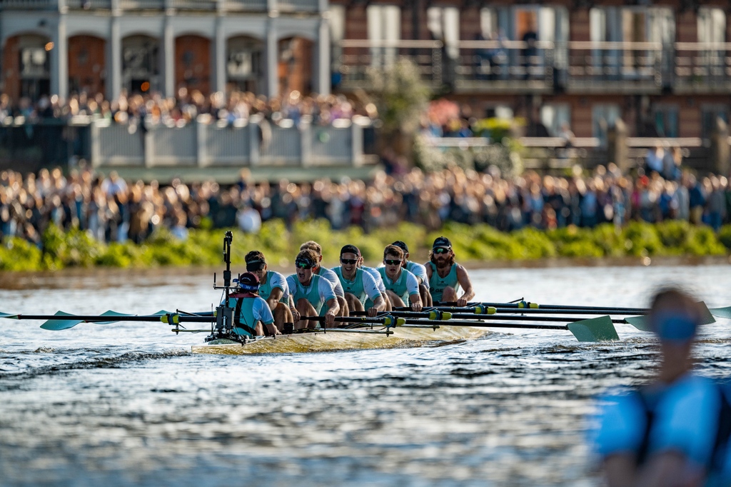 Cambridge Men rounding the final bend to their 3 1/2 length victory this past Saturday. @cubcsquad Photo: Benedict Tufnell @row360