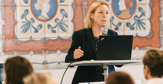 unipotsdam's tweet photo. Vor acht Jahren initiierte die Bildungswissenschaftlerin Prof. Dr. Miriam Vock das deutschlandweit erste Qualifizierungsprogramm für geflüchtete Lehrkräfte. #RefugeeTeachersProgram Mehr Infos unter: https://t.co/j0K5MiGjfj https://t.co/YKemtmJQmh