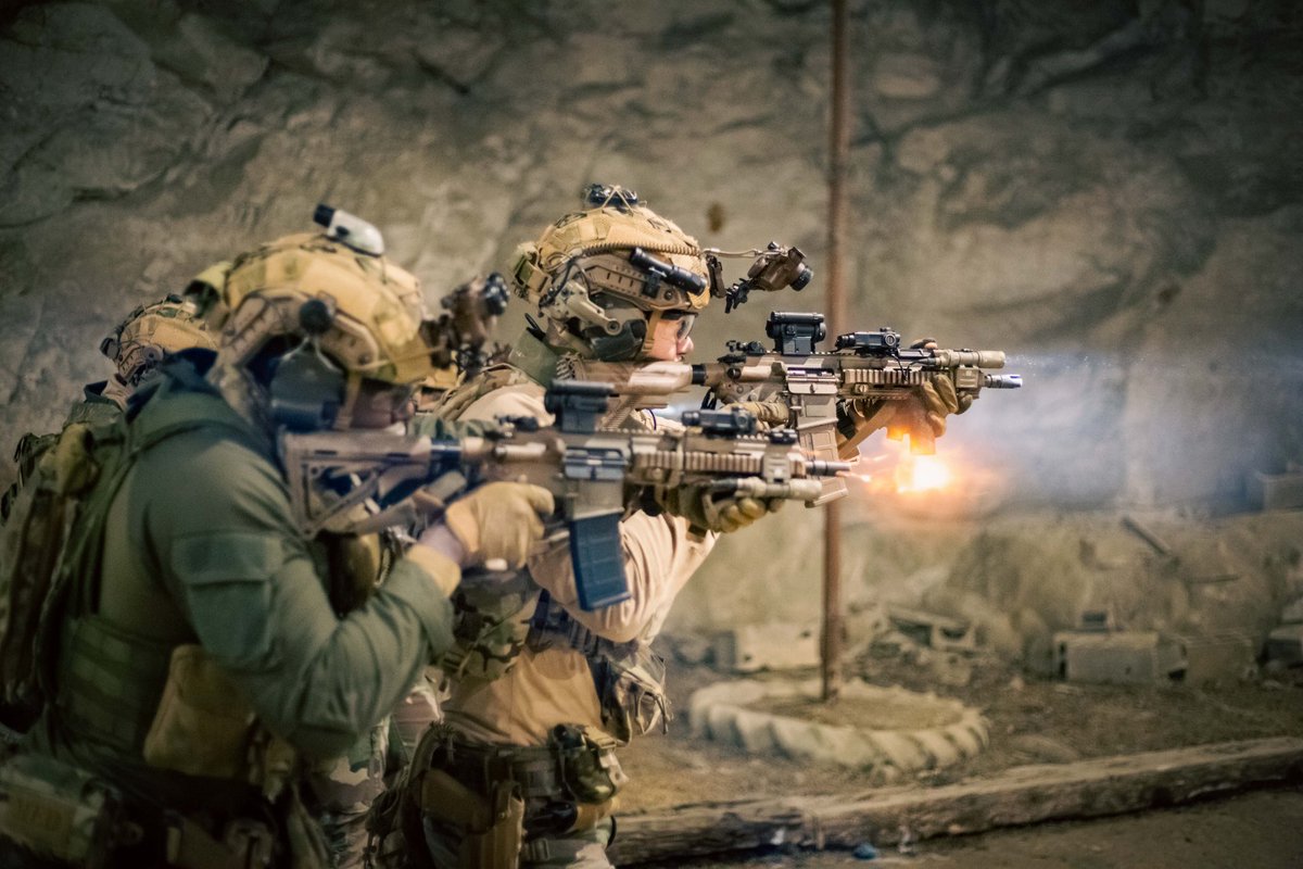 CDC_152eRI's tweet photo. #Jeudiphoto 

Entraînement au tir de nos Diables rouges de la section commando 💪🏼

#operationel #armeedeterre #commando #saed #tir #shoot #entrainement #152ri #colmar #alsace https://t.co/sovucmAsps