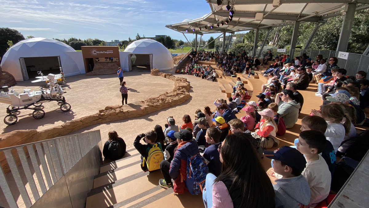 CiteEspace's tweet photo. ÉDUCATION//Défi Robots Martiens 🤖
🧑🏫 8 classes de la région réunies sur le terrain #martien autour de la maraine Agnès Cousin.
🧑💻Chacune a travaillé sur une partie du programme du #rover #Perseverance.
📚Il est l’heure de tout compiler ! ✅
@MGEN_officiel #ESEROFRANCE @CNES https://t.co/KvFgwz0tIV