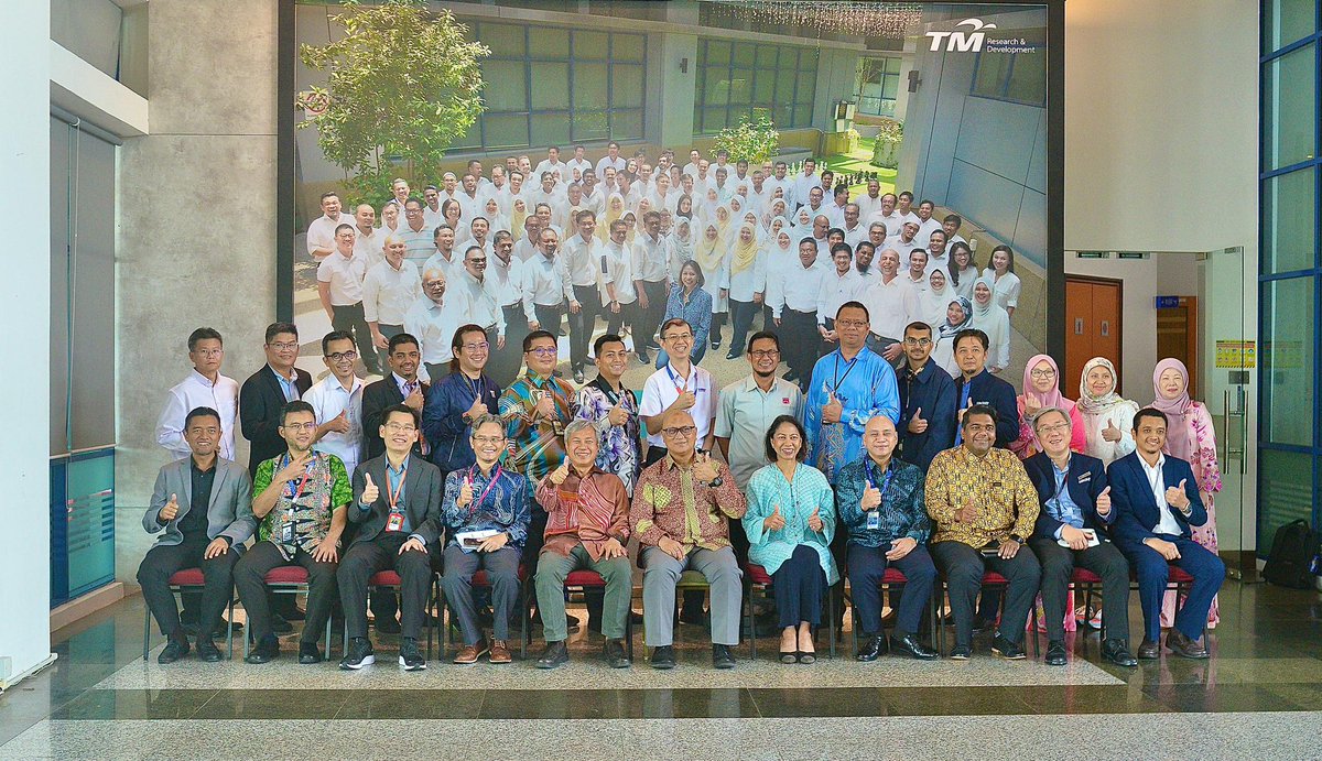 ProfMazliham's tweet photo. Terima kasih diucapkan kepada YBhg. Dato'  kerana meluangkan masa melawat kami di Cyberjaya. https://t.co/Y1b2LvElGm