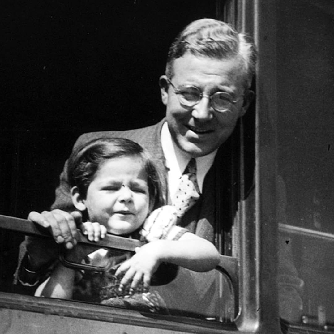 74 yıl önce bugünü Aziz Nesin şöyle anlatmış...: '1948 Mayıs'ının bir günü, Evime gelen polis savcılıktan istendiğimi söyledi. Gittim. Savcı, bir paket içinden ince altın çerçeveli bir gözlük çıkardı. Gözlüğün çerçevesi ve camları kırıktı. -Bu gözlüğün kime ait olduğunu biliyor…