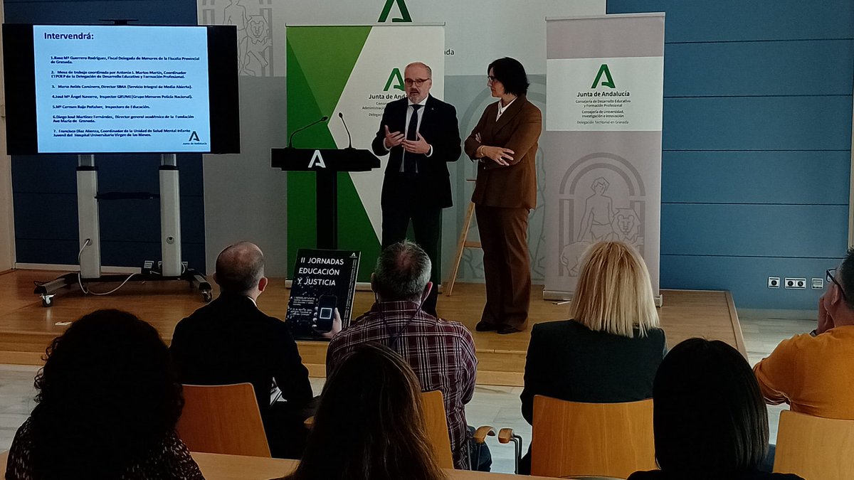 JuntaGranada's tweet photo. La delegada de @EducaAnd @MariaJoseBaza, junto con el delegado de @JusticiaJunta @LuisRecuerda, presentan las II Jornadas de Educación y Justicia. En estrecha colaboración desde el 2006 atendiendo a menores sujetos a medidas judiciales en la provincia a través del @EquipoTcnico https://t.co/dIjUiPKyXd