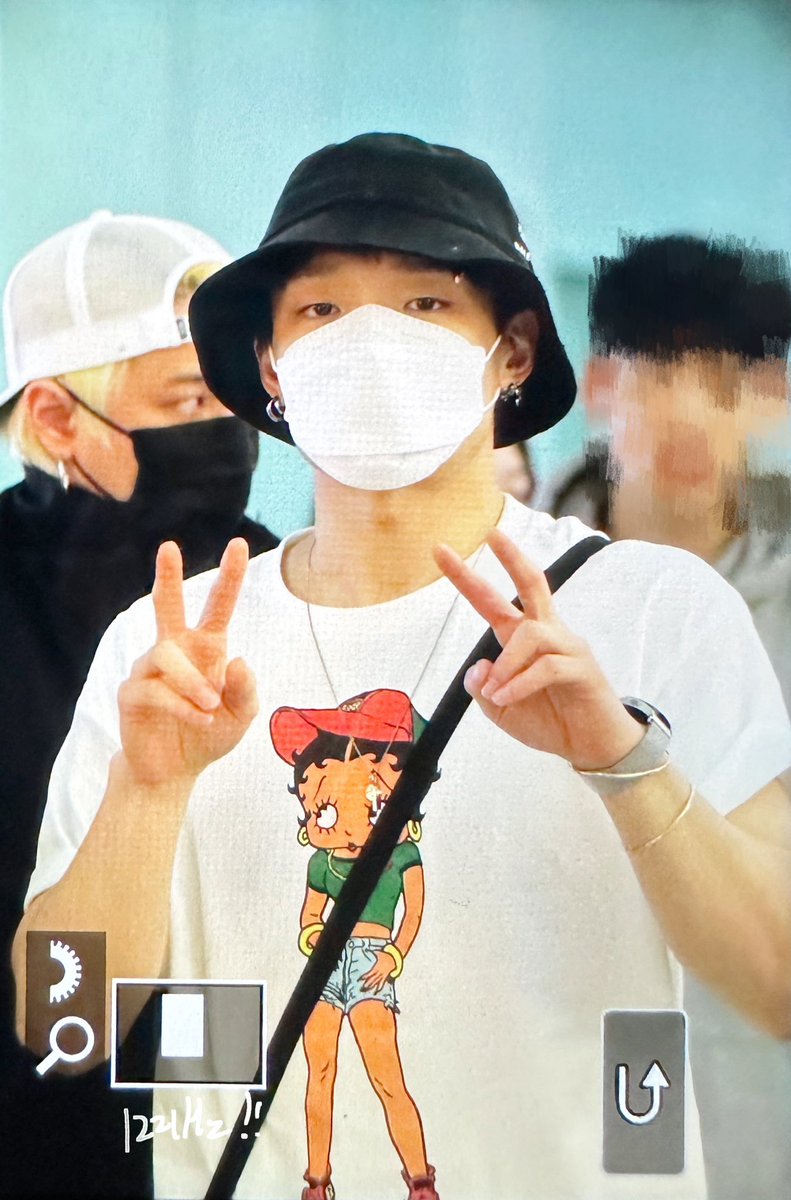 1221Hz's tweet photo. 240404 ICN

브이✌🏻 공연 하띵!
#BOBBY #바비 #김지원 #バビ #iKON #아이콘 https://t.co/wmVusD6a0P