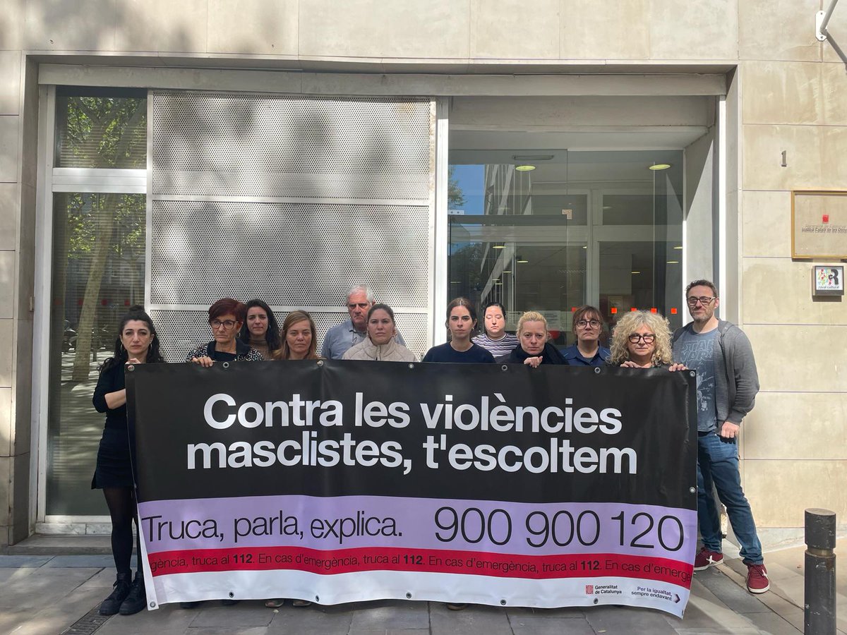 Minut de silenci a les portes de l'Institut Català de les Dones per condemnar un nou assassinat en el marc de les violències masclistes d'un nen de 5 anys i la temptativa de #feminicidi de la seva mare a Bellcaire d'Empordà. #ProuViolènciesMasclistes