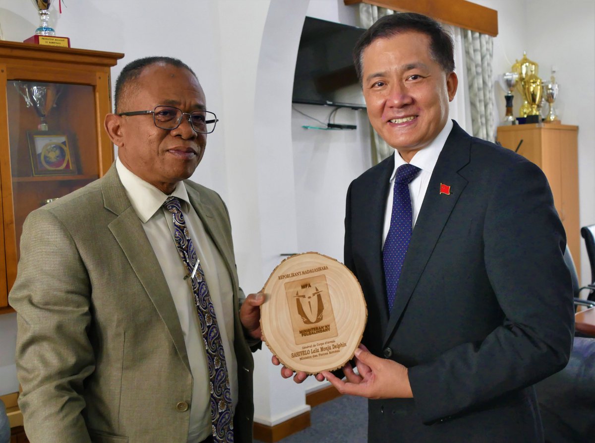 Le nouvel Ambassadeur de la République Populaire de Chine🇨🇳 à Madagascar, a rendu visite  le Ministre des Forces Armées Malagasy🇲🇬, Cette rencontre a confirmé la poursuite de la coopération militaire entre les deux pays.